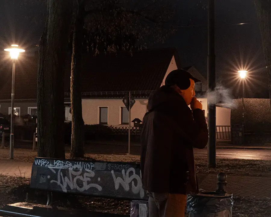 Foto eines Mannes, der eine Zigarette raucht