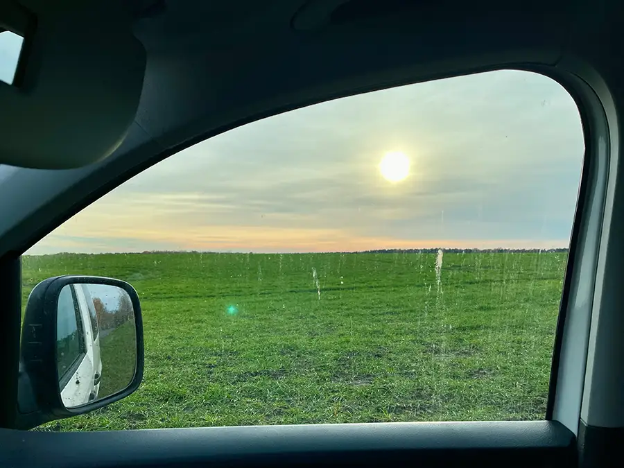Blick auf dem fahrenden Auto